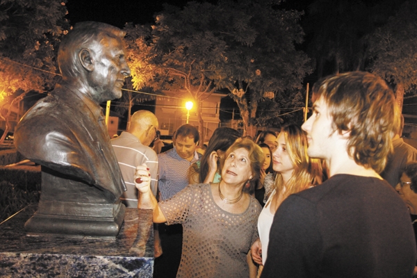 Busto do filho ilustre Orestes Quércia é observado na praça Luiz Sávio, no Centro de Pedregulho